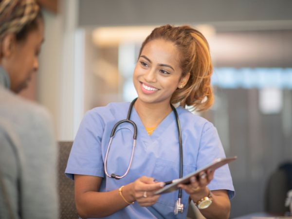 Doctora sonriendo en una consulta médica
