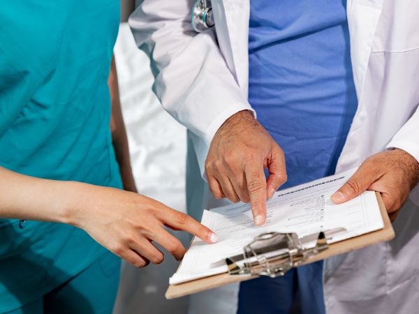 [Imagen de una persona rellenando un formulario médico]